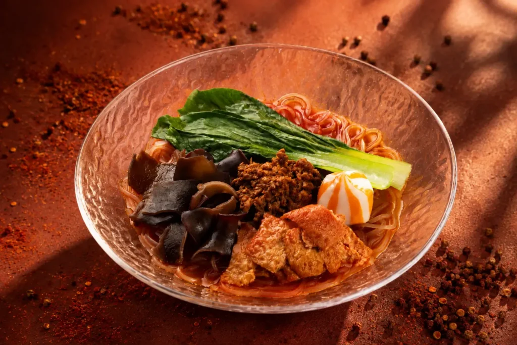 姫路「えきそば」に麻辣湯未経験の開発者が挑む「冷やし麻辣麺」 8月18日発売、想像力だけで生まれた一杯。
