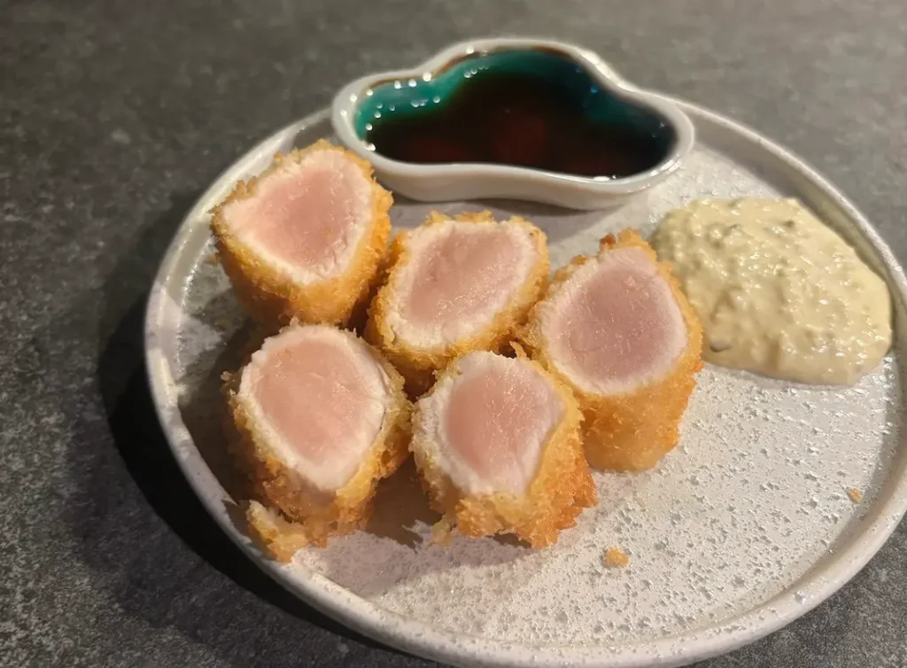 藤沢駅前に地鶏専門居酒屋「地鶏屋 火箭」オープン。鳥刺しから炭火焼きまで地鶏を多彩に。