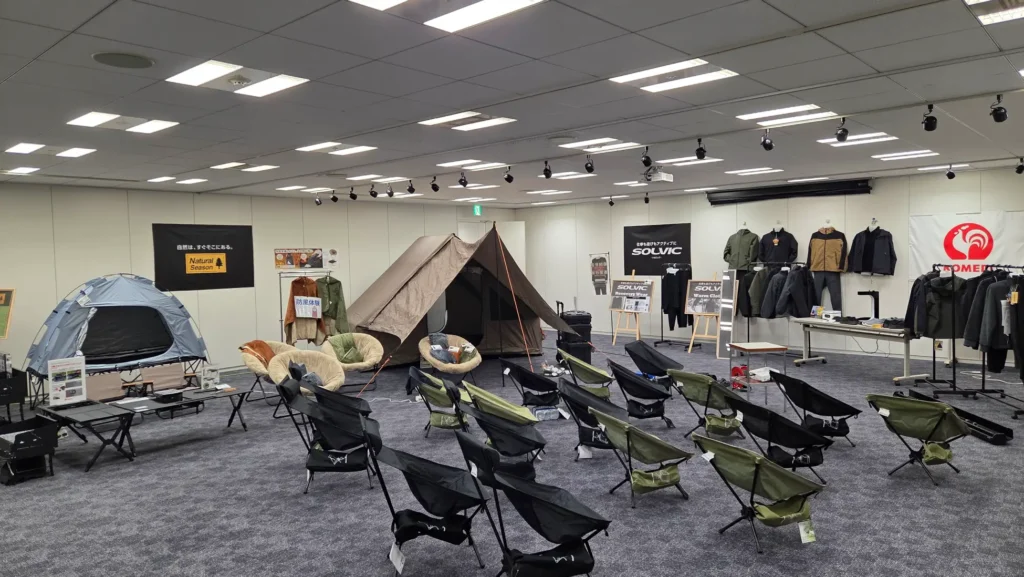 コメリが秋冬新商品を約160点展示　上下4,000円以下のリカバリーウェアなど、機能と価格を両立したPBを披露