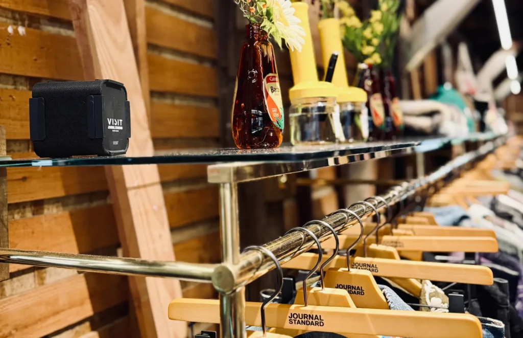 配線工事なしで売場の音を整える　ベイクルーズがワイヤレススピーカーを店舗音響設備に採用