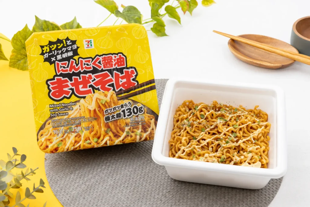 セブン‐イレブンが「にんにく醤油まぜそば」を9月22日発売。にんにくチップやガーリックマヨを使用