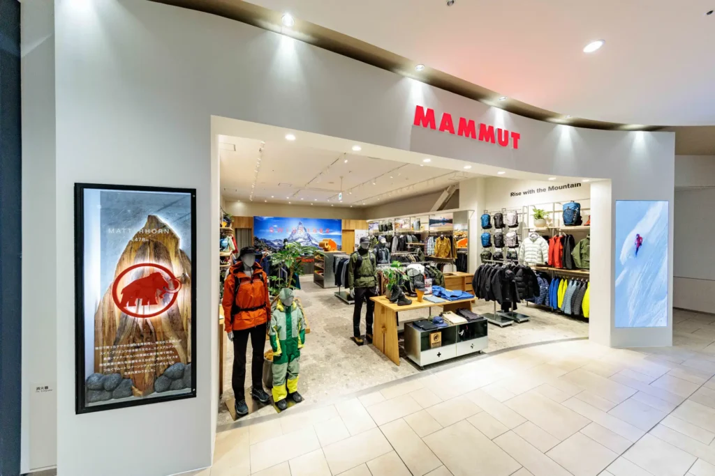 さいたま新都心に「マムート コクーンシティ」誕生 9月11日グランドオープン。地元ケヤキ製マッターホルンのオブジェが出迎え、9日にはプレオープン・イベントも開催。