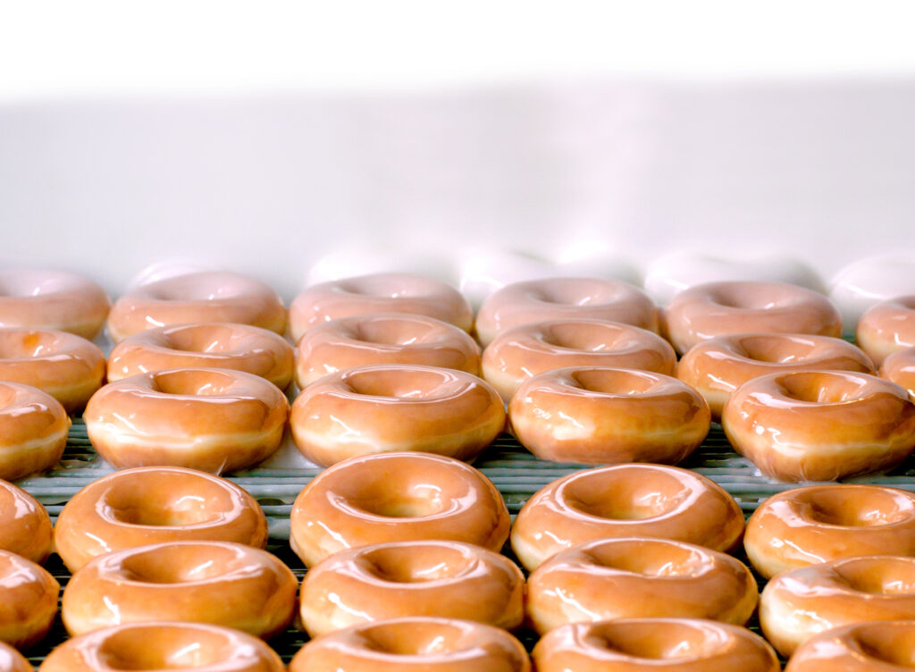 Krispy Kreme、Warner Bros.とコラボ ルーニー・テューンズのバッグス