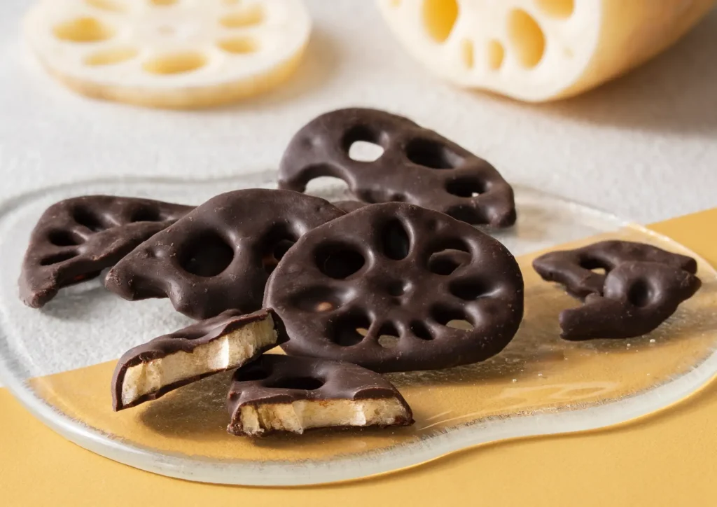 ゴディバが「岩国れんこんチップス チョコレート」を発売。「岩国ちよ散歩」の特別パッケージで展開