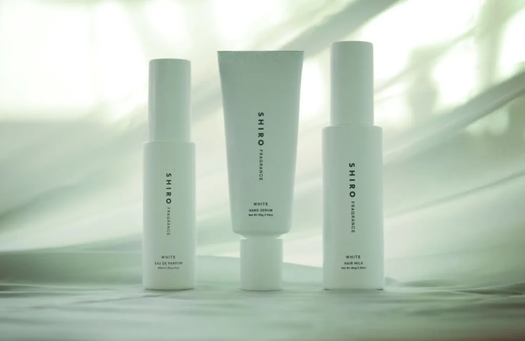 シロが「ホワイト」の香りの限定3種を発売。会員先行予約を発売の8日前に置き、過去のホワイト系の要素を1本に集約