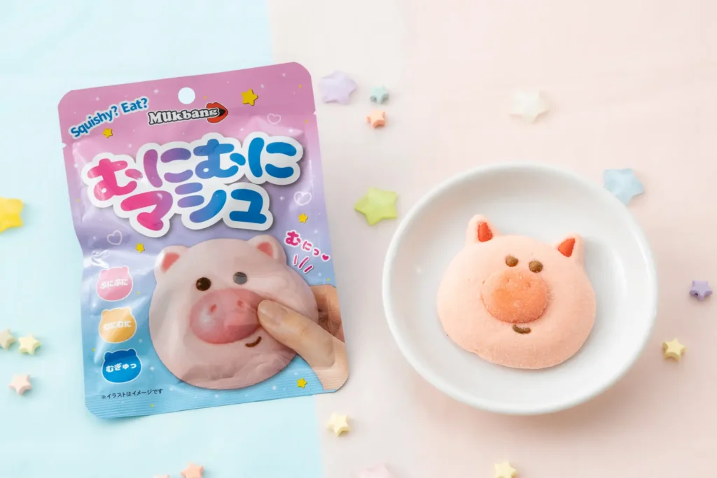 セブン‐イレブンがスクイーズ風のマシュマロ菓子「むにむにマシュ」を先行発売。触る・見る・食べるを価値に置く